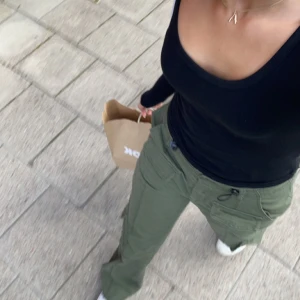 Kim Cargo pants - Snygga gröna cargo pants som är i nyskick då de endast är använda fåtal ggr. Går och justera i midjan vilket är perfekt, jag är 165 o tycker de sitter bra för min längd o mer.❤️