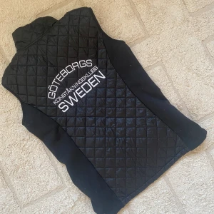 Klubbväst GKK - GKK klubbväst i svart.