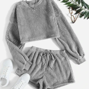 Set 🩶 - Mjukt teddy-set från SHEIN 🩶 Knappt använd. Bra skick!  Skönt material.   Storlek på shorts: M (passar S)  Storlek på tröja: M (passar S) 