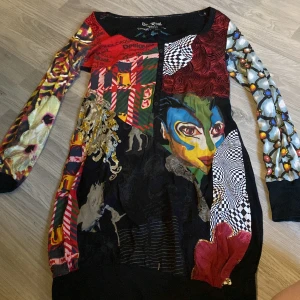 Klänning  - Fått av min mamma som köpte den för ganska länge sen, är köpt för typ 800 men säljer för 490 pris kan absolut diskuteras💕 står XL men skulle säga L fast den är ganska stretchig.