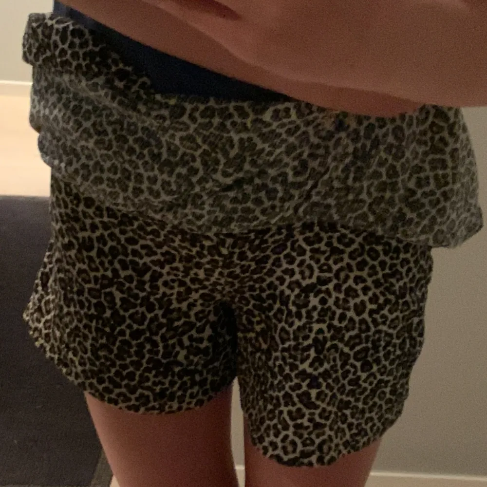 Storlek: 10/140, använt väldigt lite o är som ny, köpt på zara. Har shorts under som e fast i kjolen. 💕. Kjolar.