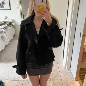 Sommarjacka  - Superfin trendig sommarjacka i tygmaterial, lite likt en kort trenchcoat🫶 Den är enadst använd en gång alltså i nyskick💗slutsåld på hemsidan