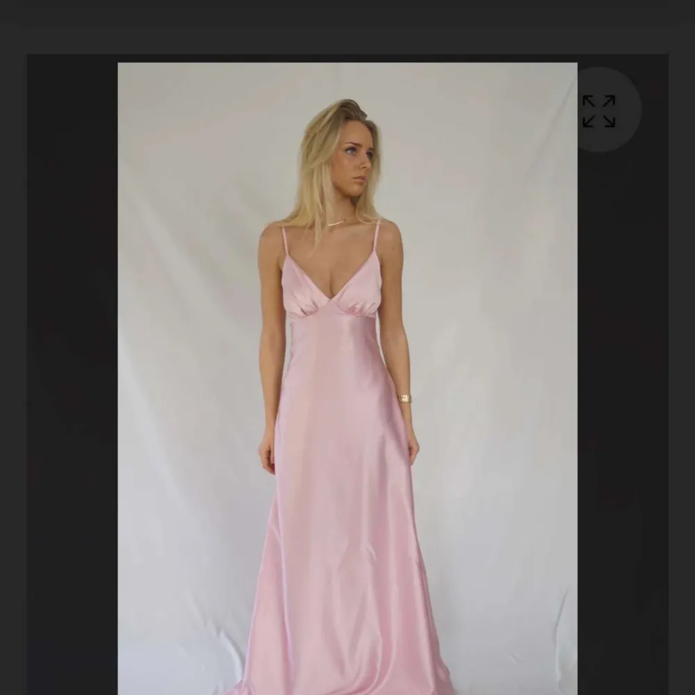 Hej! Säljer denna fina slutsålda balklänningen från ByStina då en annan klänning köpts!🥰 skriv privat för fler bilder och frågor😊(säljer åt en vän). Klänningar.