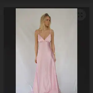 Hej! Säljer denna fina slutsålda balklänningen från ByStina då jag hittat en annan klänning!🥰 skriv privat för fler bilder och frågor😊