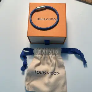 HELT SLUT SÅLT Louis Vuitton armband, nya ”keep it” armbandet som är slutsålt på hemsidan och säljs för 3800 i efterhand! Är i väldigt fint skick då det är knappt använt! Ref nmr: M8287D