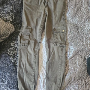 Cargobyxor khakifärgade - Hela och fräscha.