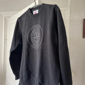 Supreme X stone island Hoodie - Måttligt skick hål i ena armhålan annars inga större defekter, jag använder M och den här sitter overzised