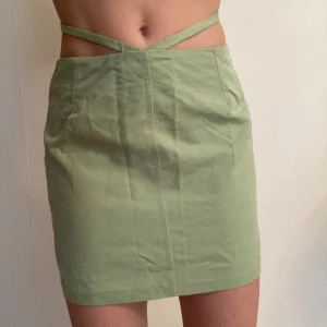 Kjol Grön Mini Knytning Snören Cut Out  - Storlek 36. Mycket fint skick!💚