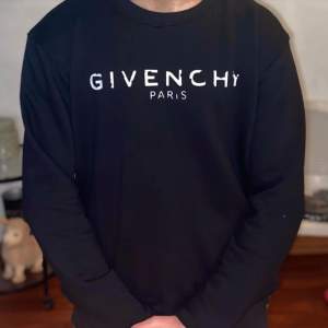 Hej! Helt nya Givenchy tröjor storlekar L . Hör av er om ni har fler frågor! 