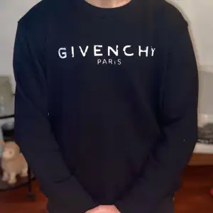 Hej! Helt nya Givenchy tröjor finns på alla storlekar S M L XL XXL. Hör av er om ni har fler frågor! 