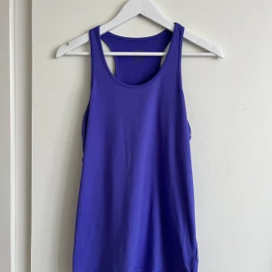 Lilablått linne - Lilablått linne i storlek 46/48. Knappt använt. Fint skick.