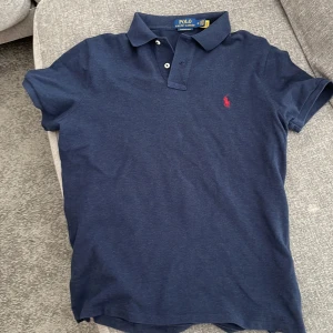 Ralph lauren piké  - Jag säljer denna Ralph lauren piké då den är för stor. Jag är 180 men skulle säga att den passar 185. Den är använd två gånger och jag säljer den för 399kr.  Nypris 1200kr.