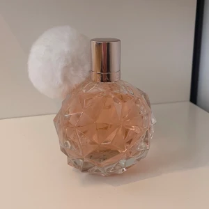 ariana grande parfym - säljer min ARI parfym 100 ml, jag köpte den för 599 kr. Jag har använt den typ 8 gånger💕🌸