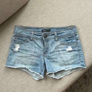 Lågmidjade jeansshorts - Lågmidjade jeansshorts från only. Köpta på secondhand men har inga defekter