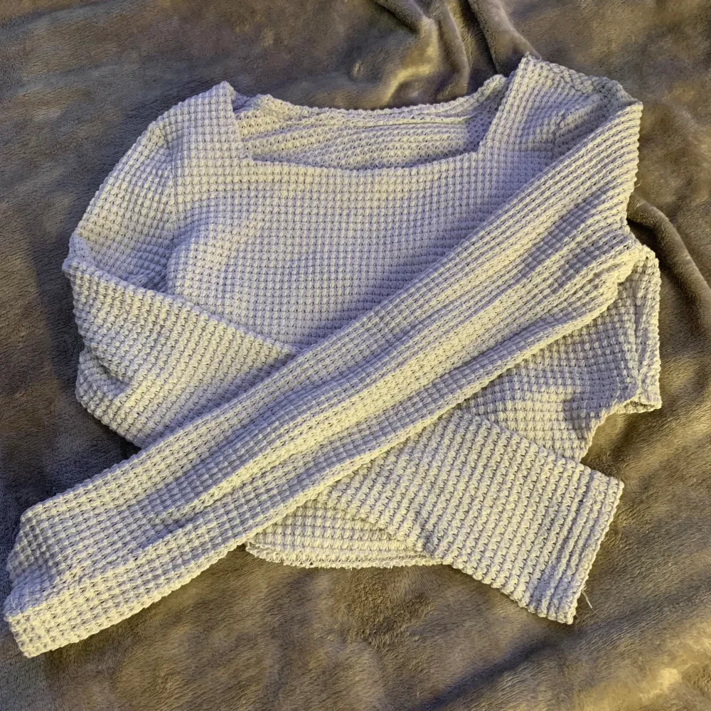 En långärmad tröja från shein💕den är längre fram till och kortare bak i ryggen. den är inte så mycket använd men har öppnat sig på ett ställe då sömmen lossnat( se bild ) . Tröjor & Koftor.