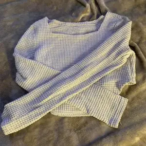En långärmad tröja från shein💕den är längre fram till och kortare bak i ryggen. den är inte så mycket använd men har öppnat sig på ett ställe då sömmen lossnat( se bild ) 