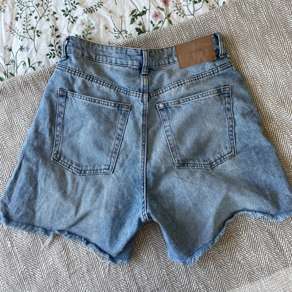 Ett par avklippta jeansshorts från H&M, lite längre i modellen. Passar ej mig längre, därför säljer jag dem. Köparen betalar frakten!. Shorts.