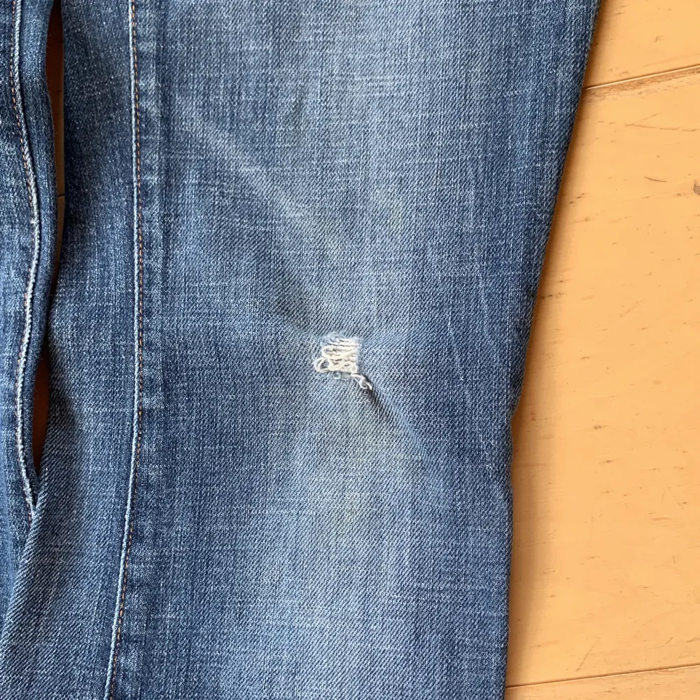 Snygga låga Vintage jeans i bootcut💞 midja 81cm & Innerben 86cm & Stretchiga 💗 obs lite olika nyans på knäet (se bild 5)💗 Jag är ca 165. Jeans & Byxor.