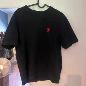 Ami Paris tshirt - Säljer denna snygga ami Paris tshirt  Storlek S Nyskick