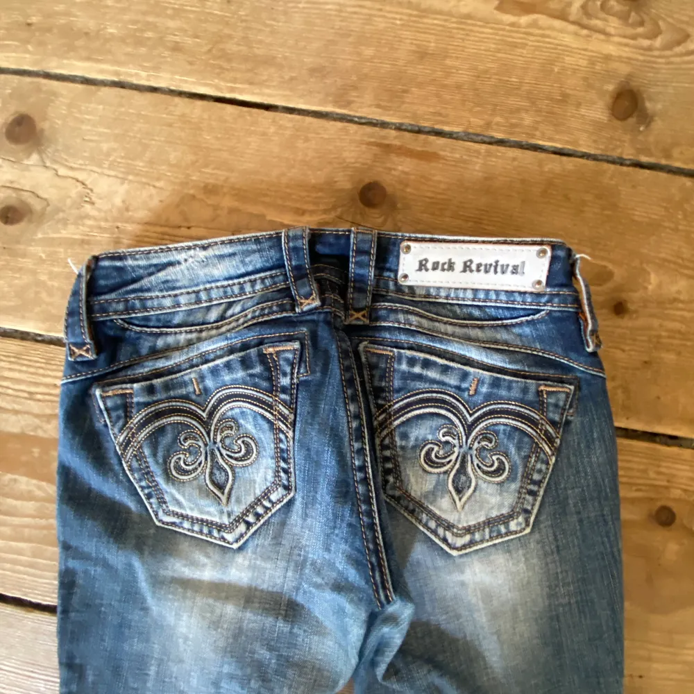 Ey par riktigt snygga rock revival jeans i storlek 72cm omkrets i de är i gott skick! Och pris kan diskuteras🐊. Jeans & Byxor.