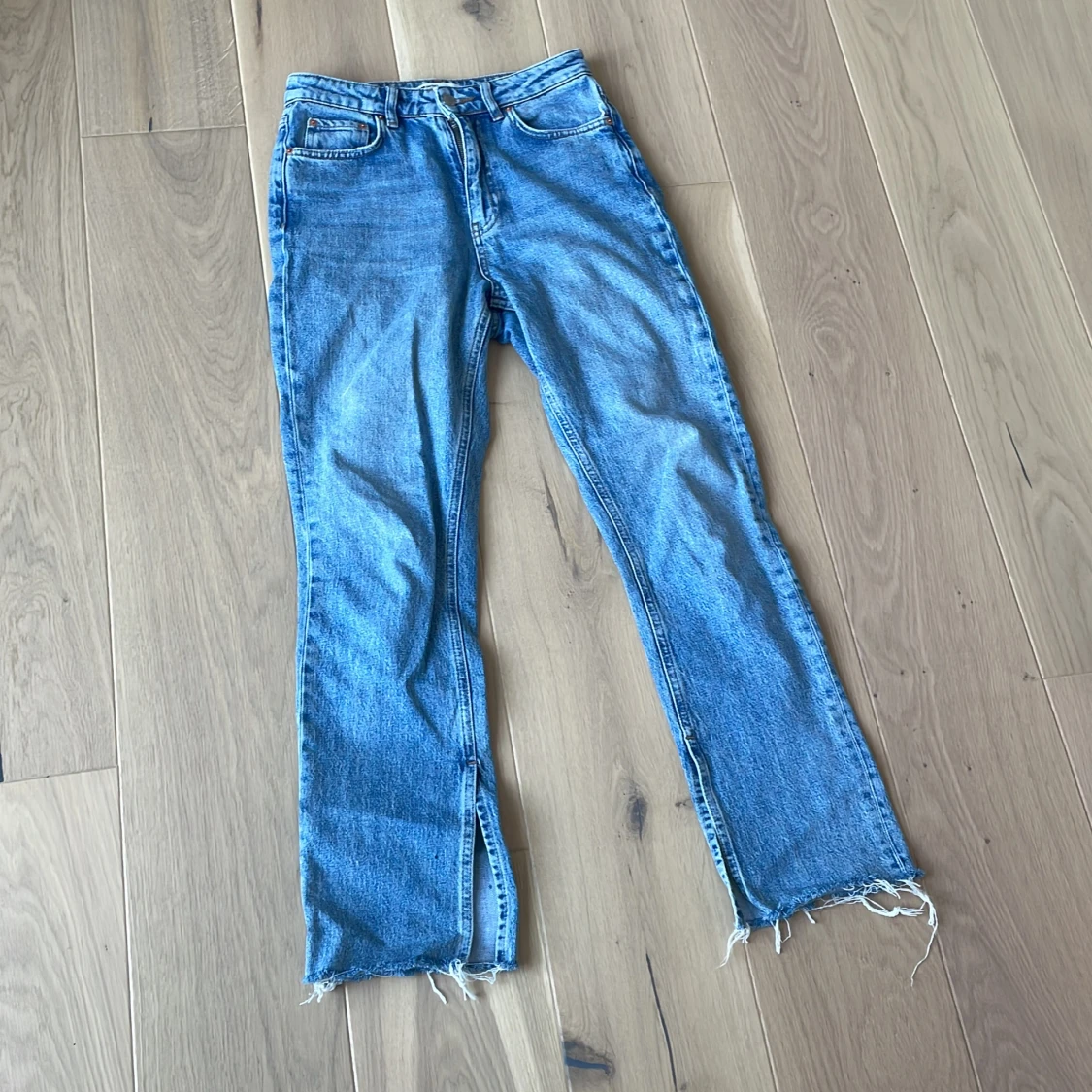 Jeans med slits