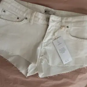 Jättesnygga vita jeanshorts från Gina. Tyvärr är de för stora i midjan på mig därav säljer jag dom. Helt nya och passar perfekt till sommaren❣️❣️