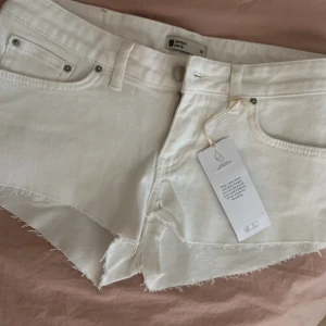 Vita jeansshorts - Jättesnygga vita jeanshorts från Gina. Tyvärr är de för stora i midjan på mig därav säljer jag dom. Helt nya och passar perfekt till sommaren❣️❣️