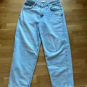 Säljer dessa snygga ljusblåa jeansen med mycket baggy form. Liknar bigboys. Slitna nere vid hälen men personligen tycker jag det är snyggare så.  W32 L30