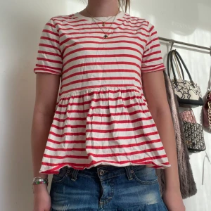 Randig volang t-shirt från Zara - Säljer min super fina randiga tröja från Zara då den ej kommer till användning längre. Den är i strl S men passar mig som har XS och skulle säga att den nog även passar M. Hör av er vid fler bilder 