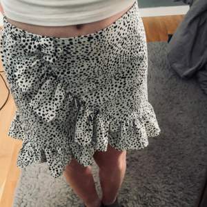 Kort prickig mönstrad kjol från Shein. Köptes ganska nyligen så hyfsat ny. Den är xs men töjbar på baksidan