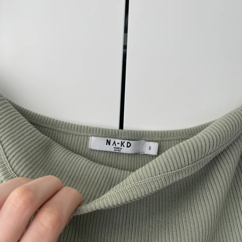 Ljusgrön finstickad Bandaue klänning i storlek S ifrån NAKD. Materialet känns väldigt lyxigt😍 Nypris 699kr. Klänningar.