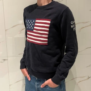 Stickad GANT sweatshirt - Säljer nu min stickade GANT sweatshirt, storlek S och nypris: 999kr och mitt pris:349kr! Skick 9/10 använd väldigt sällan