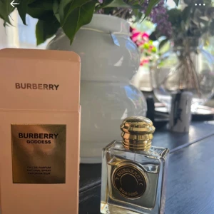 Burberry Goddess EdP 50 ml - Populär doft som inte passade mig tyvärr! Inköpt feb/mar från Kicks. Kvitto finns. Se mängd. Använd sparsamt.  
