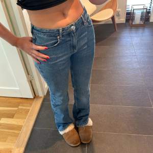 Säljer dessa jeans från Gina Tricot💓använda fåtal gånger så är i nyskick💕jag är 168 cm lång!