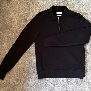 These Glory Days half zip polo - These Glory Days | Half zip polo | S | nyskick Inga tecken på användning, inga defekter eller slitage  Storlek: S Nypris: 699kr Superior cotton  Hör av dig vid fler frågor! :)