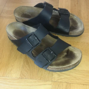 Birkenstock  - Extremt bra skick för att vara begagnade, använda endast ett fåtal gånger. Letar även efter byte mot ett par i storlek 40.  Har av dig vid frågor eller för fler bilder! 