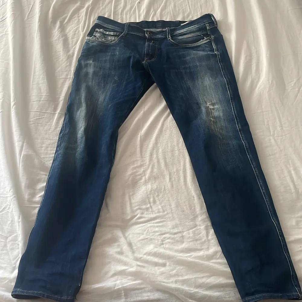 Säljer ett par sköna replay jeans i perfekt skick hör av dig vid frågor . Jeans & Byxor.