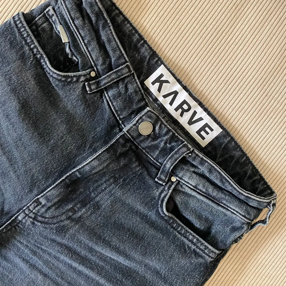Jeans från KARVE i storlek XS. Mörkgrå/blå färg. Superfint skick, tjockt och bra material! . Jeans & Byxor.