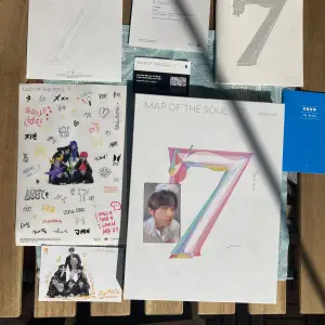 BTS map of the soul 7 ver 1 album Fint skick! Innehåller: • taehyung photocard • klistermärken • photobook • cd Och resten som syns i bilden!😊 