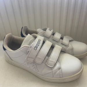 Vita sneakers - Använd ca 1 gång, mycket fint skick Meddela vid eventuella frågor 