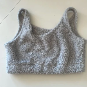 Grått fluffigt linne  - Grått fluffigt linne som ej passar mig tyvärr. Väldigt bra skick då den ej använts 