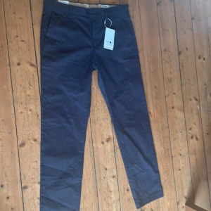 No Nationality Chinos - 33/32 aldrig använda, min pappa köpte dessa men fick inte på sig dem och det är inte min stil