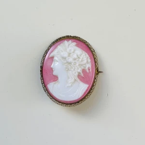 Brosch  - Vintage brosch med kame i gott skick 