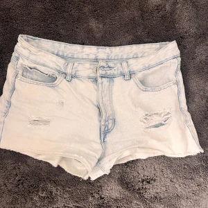 Jeansshorts  - Dessa coola ljusblå jeansshorts som tyvärr är förstora😭😭