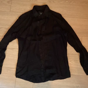 Massimo dutti skjorta svart  - Helt ny Massimo dutti skjorta i linne. Storlek M.