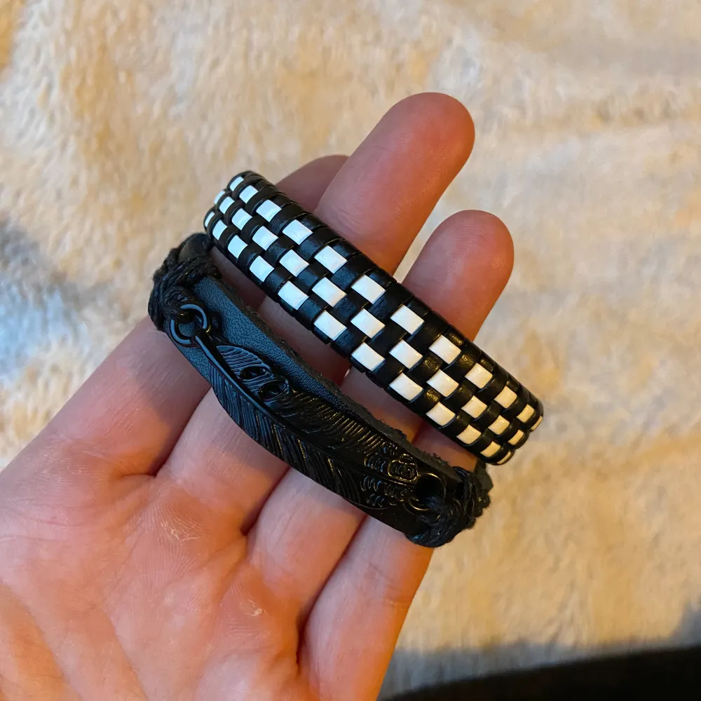 Säljer dessa tre armband som jag aldrig har använt. Priset för alla tre är 30kr, men går även att köpa en eller två för 10kr styck!⭐️. Accessoarer.