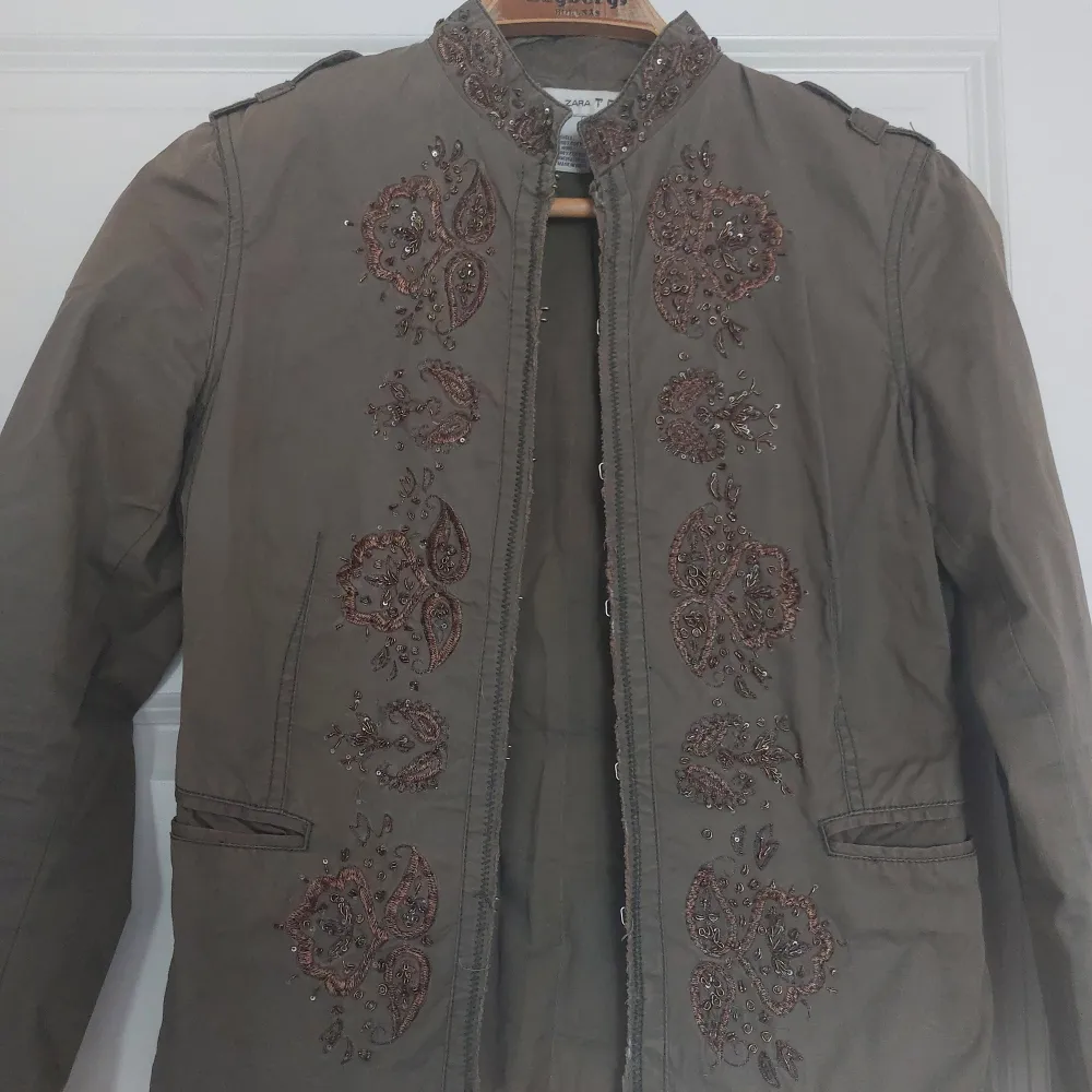 Cool jacka från Zara, storlek M men passar även S. 1a bilden är lånad 💕. Jackor.