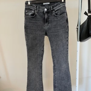 Lågmidjade flarejeans - Gråa lågmidjade flarejeans i storlek 34. Säljer pga att dem är för små för mig. I väldigt gott skick och de är från Gina Trickot