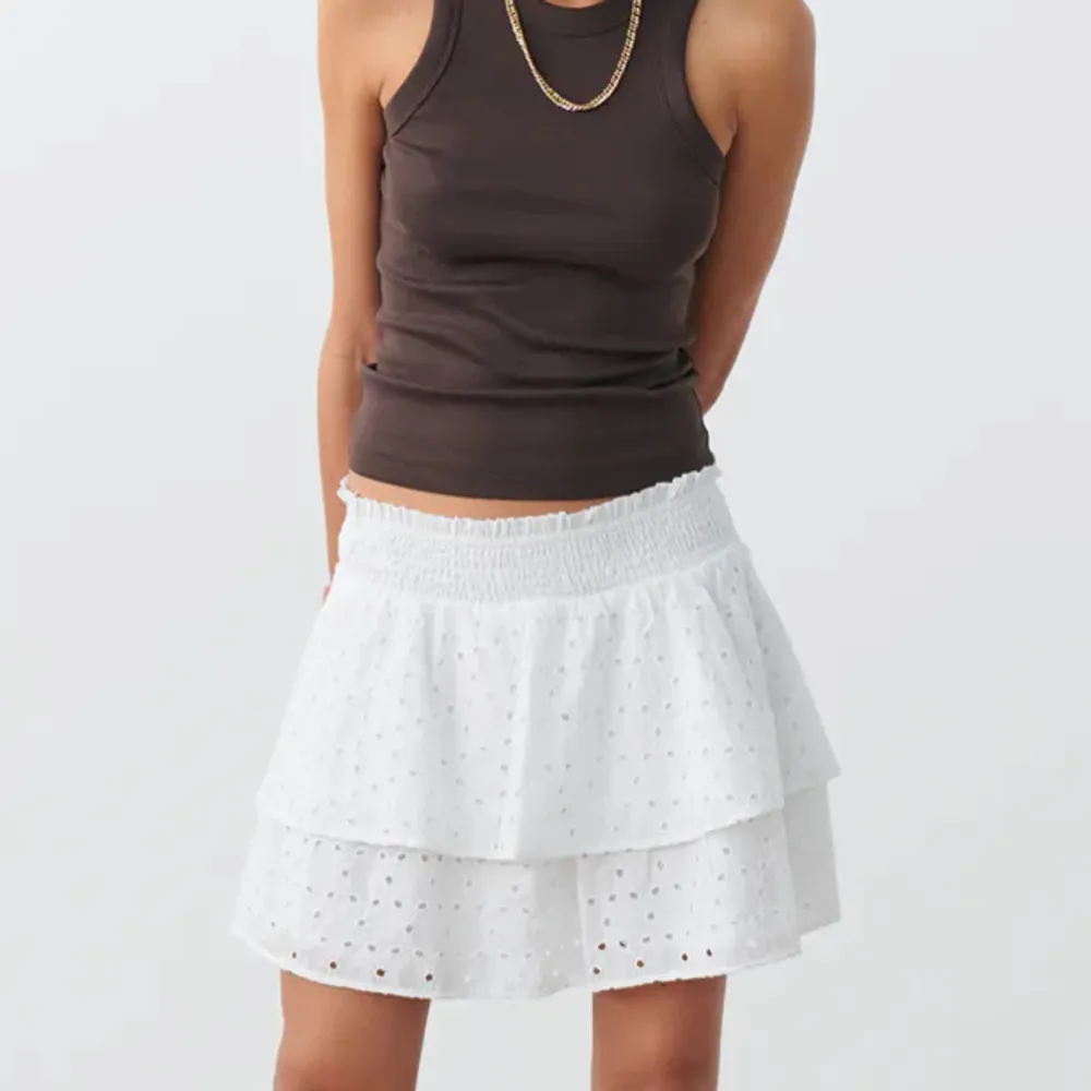 Säljer min vita kjol från Gina Tricot i storlek S💞 nypris 459 (säljs inte längre) säljer för 300💓. Kjolar.