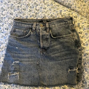 Jeanskjol  - Väldigt fin jeanskjol. Lågmidjad. 💙 